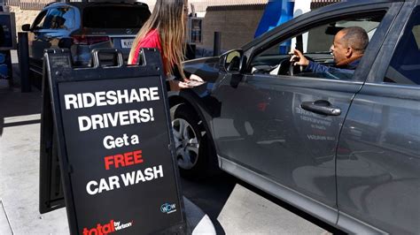 Free car clean-ups offered to rideshare drivers working the Big Game