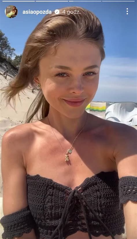 Joanna Opozda pręży się w bikini na plaży Internauci Niech patrzy i