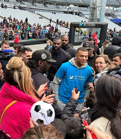 Kylian Mbappé au Stade de France avec Premiers de Cordée pour la 9ème