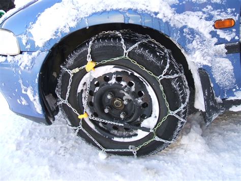 Mechanics explain why you must remove accumulated snow on tires 11