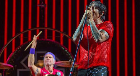 Red Hot Chili Peppers em São Paulo banda mostra seu legado imbatível no país We In The Crowd