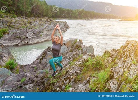 Une Jolie Femme Blonde Avec Un Petit Cul Sexy Fait Des étirements En Levant Les Mains Et En Se