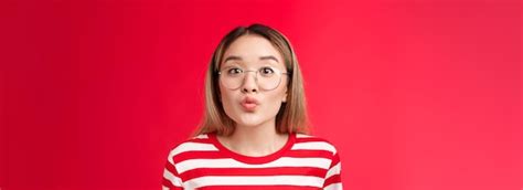 Jolie Jolie Blonde Asiatique Adolescente Moderne Lèvres Pliantes Anticipant Tendre Moment