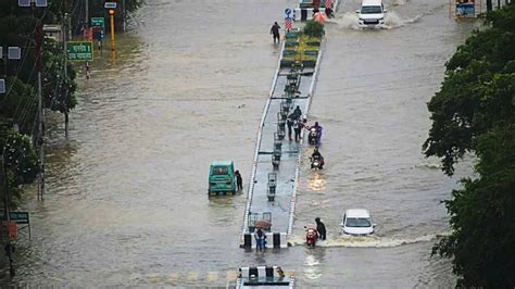 Up Rains యూపీలో భారీ వర్షాల బీభత్సం గోడకూలి 9 మంది మృతి జనజీవనం