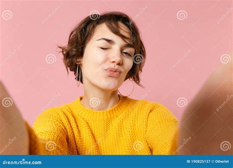 Acercamiento De Una Jovencita Jovencita De Brunette Divertida Con Su Ter Amarillo Posando