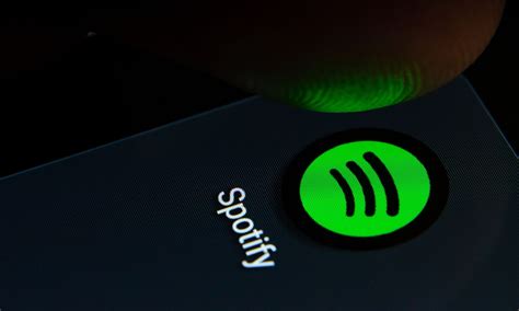 spotify hapus puluhan ribu lagu buatan ai  aplikasinya