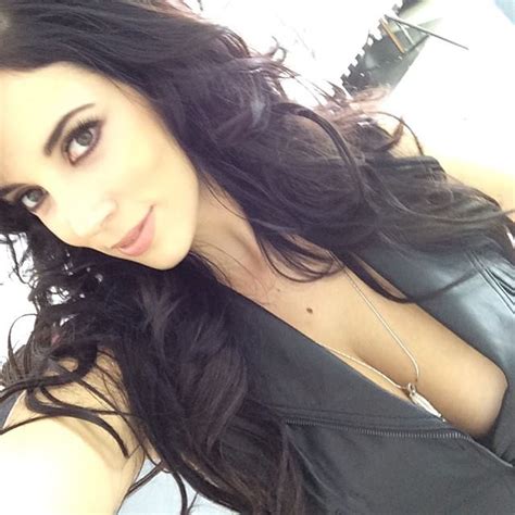 Sexy Brunette Scrolller