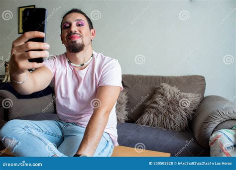 Gay Makeup Transexual Boy Feliz O Celular Em Casa Foto De Stock Imagem De G Nero Conceito