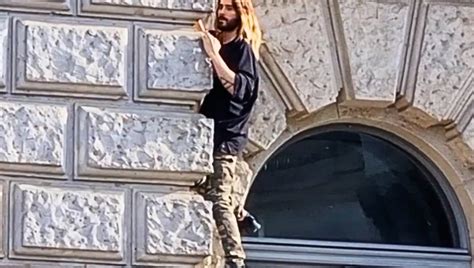 Jared Leto Il Set Non Basta Pi Ora Scala Hotel A Mani Nude La