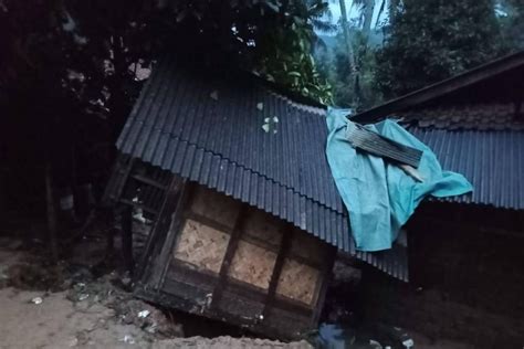 Rumah Dan Satu Jembatan Di Lebak Rusak Dilanda Longsor Antara News