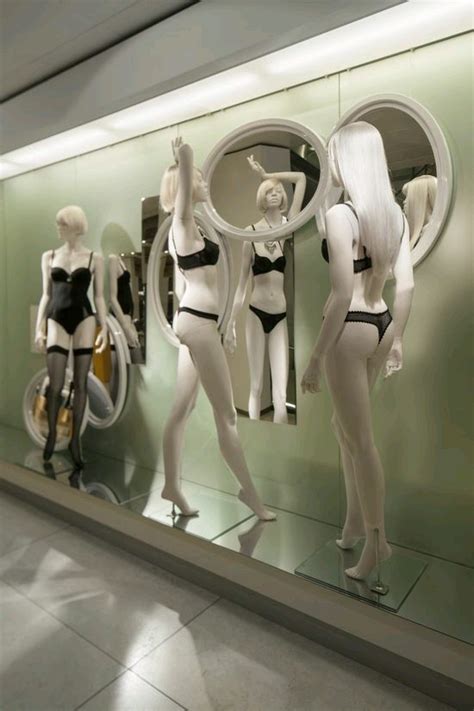 O Encanto Das Vitrines De Lingerie Vm March