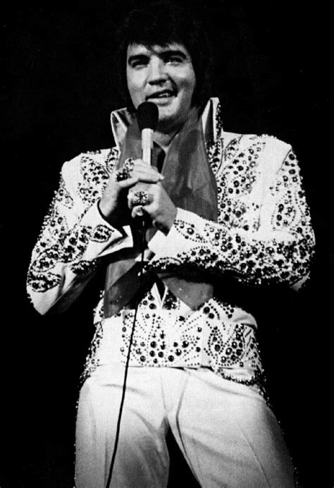 Elvis Live On Stage In 1973 Elvis In Concert Elvis Presley Pictures