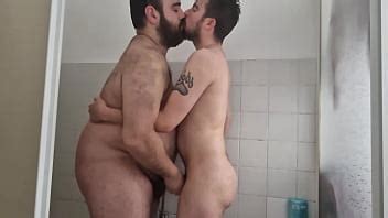 Osos peludos divirtiéndose en la ducha XVIDEOS
