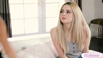 Sugar madrastra le da la bienvenida a una joven en un trío XVIDEOS