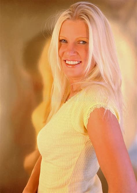 Femme Blond Dans Le Bikini Rouge Image Stock Image Du Blanc Perforation