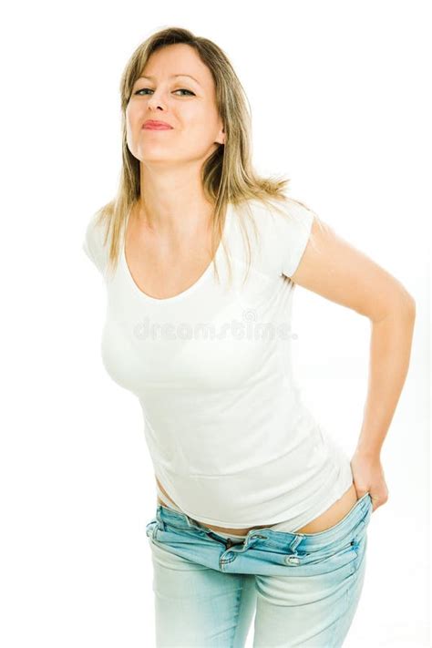 Blonde Frau Im Wei En T Shirt Das Versucht Ihre Festen Jeans Zu Kleiden Stockbild Bild Von