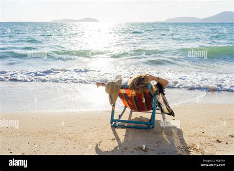 Schöne Frau Sonnenbaden im Bikini am Strand im Tropical Resort reisen Sommerferien genießen