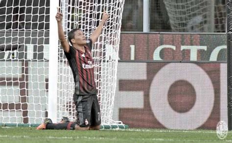 Bacca faz três goleiro pega pênalti no fim e Milan triunfa na estreia