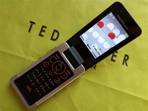 Прототип отменённого мобильного телефона Sony Ericsson W707 с тремя ...