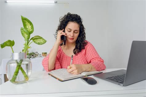 Joven Mujer Latina Venezolana Con Rizos Sentada Trabajando Con Su Computadora Port Til En La