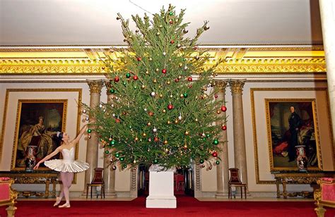 Inside Buckingham Palace at Christmas | Buckingham palace, Christmas ...