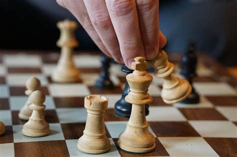 Comment trouver le meilleur coup aux échecs 2025