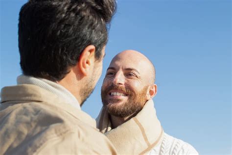Feliz Hombre Gay Barbudo Mirando Al Novio Foto De Archivo Imagen De Homosexual Primer