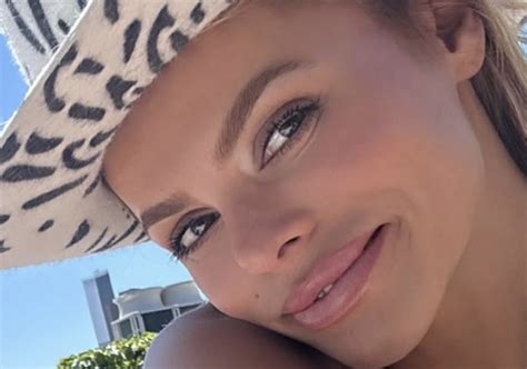 Si Swimsuit Model Poses Nude On New York City Roof The Spun