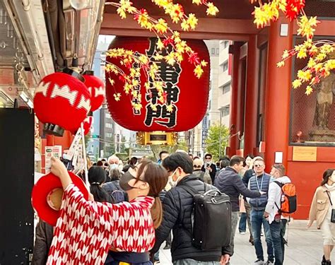 今日の浅草。 仲見世の店舗がオープン前からいろんな国の方々が雷門をくぐって本堂に 浅草観光連盟