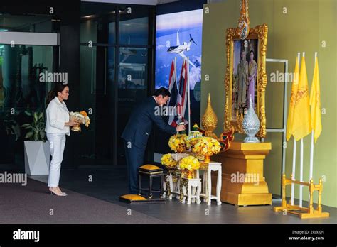 bangkok thailand  aug  thaksin shinawatra   daughter
