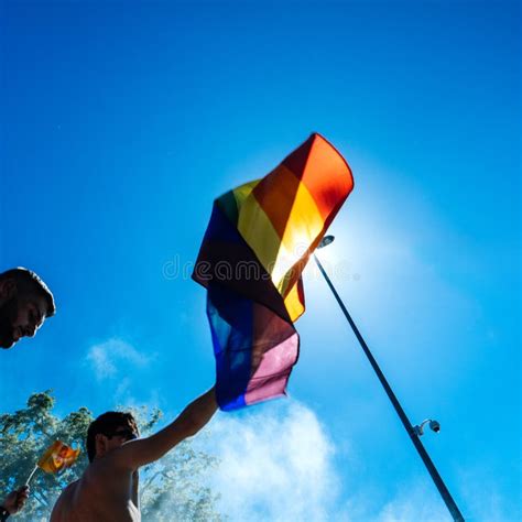Hombres Del Orgullo Gay Que Bailan a Gente De LGBT En El Camión Con La Bandera Del Arco Iris