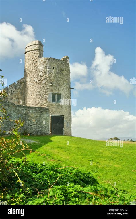 Round Tower Of Irish Castle Ruins Stock Photo Alamy