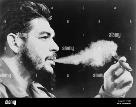 Ernesto Che Guevara Smoking Cigar Fotografías E Imágenes De Alta Resolución Alamy