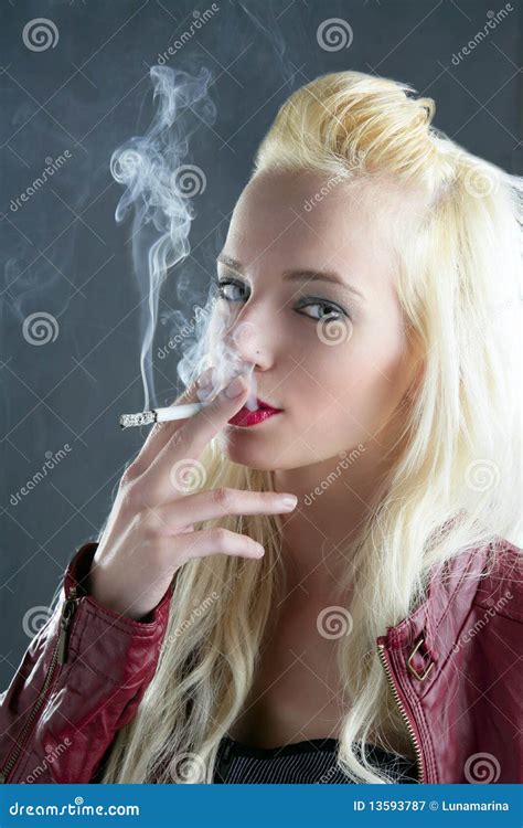 Jeune Fille De Fumage Blonde De Mode De Cigarette Image Stock Image Du Dame Heureux 13593787