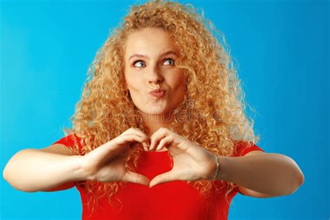 Jolie Jeune Femme Blonde Faisant Des Gestes Le Signe De Coeur Image Stock Image Du Positif