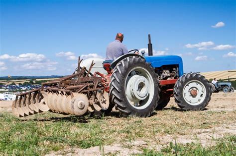 Arado Importante Estupendo Del Tractor Del Viejo Fordson Imagen De