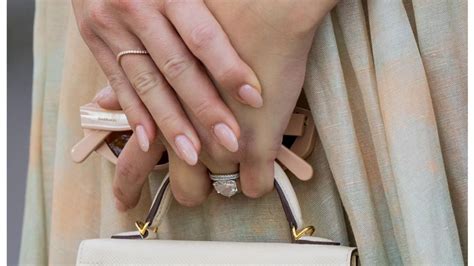 Dale un respiro a tus uñas con el estilo Naked Nails es una manicura simple y libre de