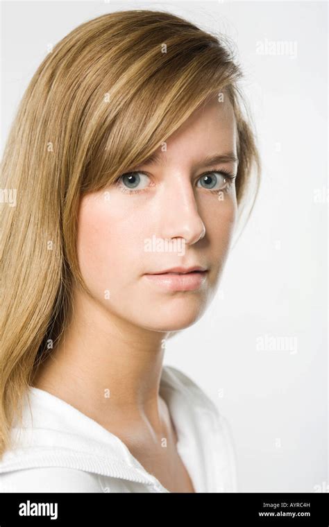 Dunkles haar und blonde haare Fotos und Bildmaterial in hoher Auflösung Alamy