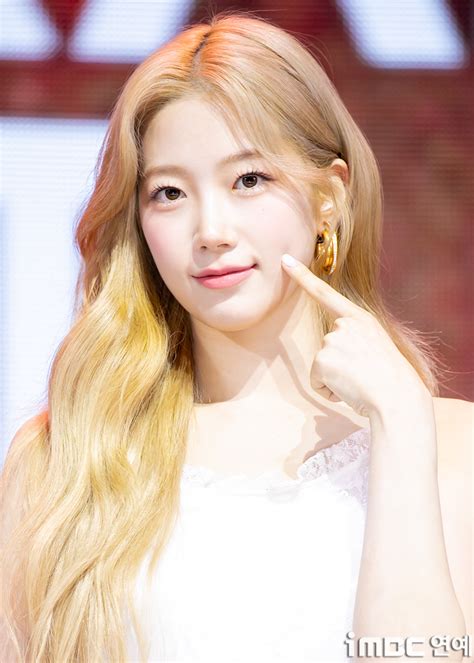 Le Sserafim KAZUHA At Th Mini Album HOT Showcase Kpopping