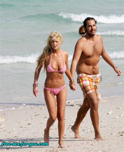 Tara Reid Showing Her Nice Big Tits To Paparazzi And Posing Sexy Porn Pictures Xxx Photos Sex