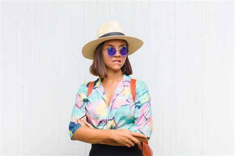 Mujer Latina Dudando O Pensando Mordi Ndose El Labio Y Sinti Ndose Insegura Y Nerviosa