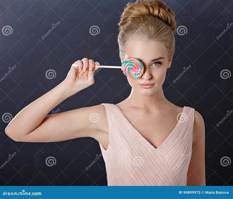 Portrait De Belle Fille Blonde Tendre Avec Des Yeux Bleus Dans Un Rose Image Stock Image Du