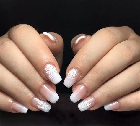 White And Nude Ombré Nails With Snowflake Design Manikur Desain kuku Kuku