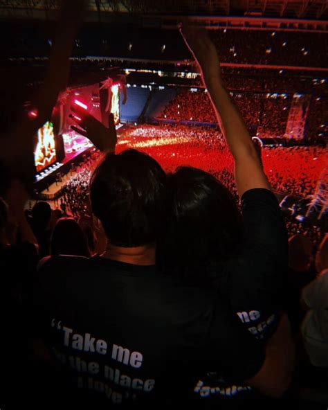 Família e amigos homenageiam a memória de Iasmin Picetti no show do Red Hot Chilli Peppers KOM FM
