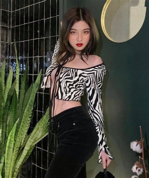 Hot girl có nhan sắc chuẩn Tây khoe thềm ngực đầy sau lớp áo xuyên thấu