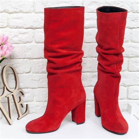 Замшевые сапожки-гармошка из ярко-красного цвета с обтяжным невысоким ...