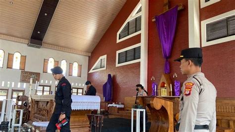 Personel Polres Kulon Progo Sterilisasi Gereja Jelang Perayaan Paskah