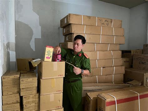 Tạm giữ kho hàng Trung Quốc nghi nhập lậu của hot girl chuyên livestream bán hàng trên Facebook