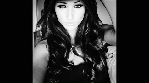 Carrie Underwood Sets Pulses Racing As She Parades Trim Figure In Plunging Bikini Daily Star