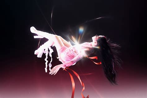 Hot girl thị phi một thời chuyển hướng làm ca sĩ Gây tranh cãi vì hát live ngay khi debut ở